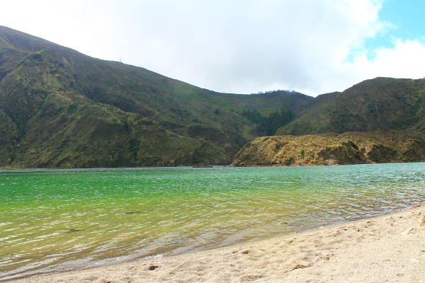 La plage sauvage du lac Lagoa de Fogo